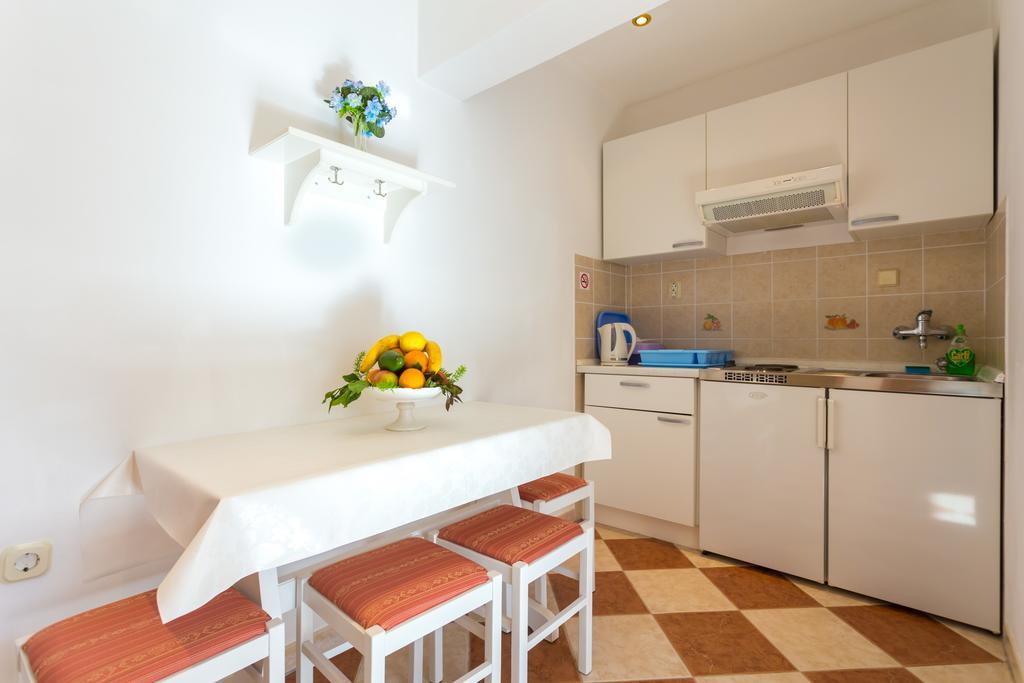 Apartments Slavica Pomena Exterior foto